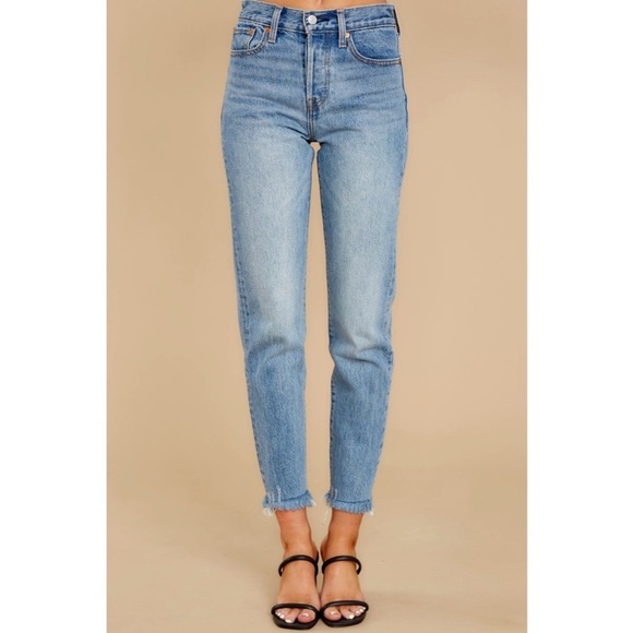 Levi’s Premium Big E Button Fly Wedgie Raw Hem Light Wash Jeans Size 28 - Picture 6 of 13